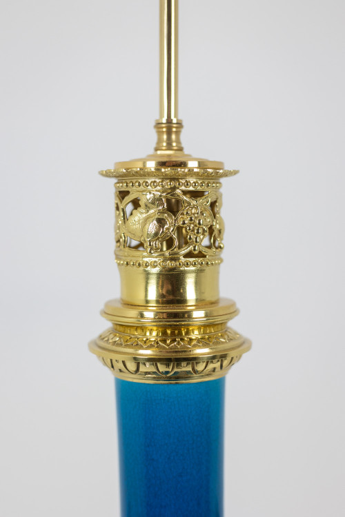 Lampe mit blauem Porzellan und vergoldeten Bronzegriffen. Um 1880. LS6040309I