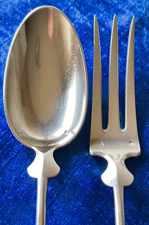 Serving cutlery.