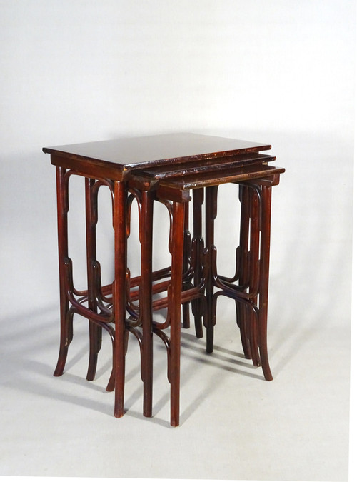 Jeu de 3 tables gigognes par Thonet, 1905 -Bentwood -