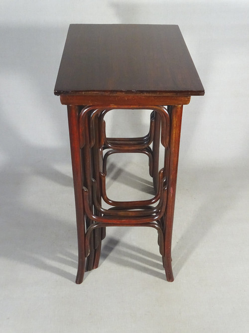 Jeu de 3 tables gigognes par Thonet, 1905 -Bentwood -