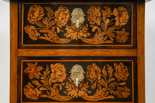 Piccolo mobile intermedio in intarsio decorato con fiori e uccelli, epoca Luigi XIV