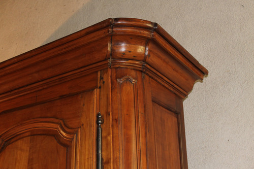 Two-part sideboard in fruitwood paneling, Louis XIV period, early 18th century. Origin: Ile de France.