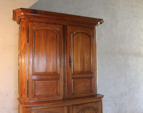 Two-part sideboard in fruitwood paneling, Louis XIV period, early 18th century. Origin: Ile de France.