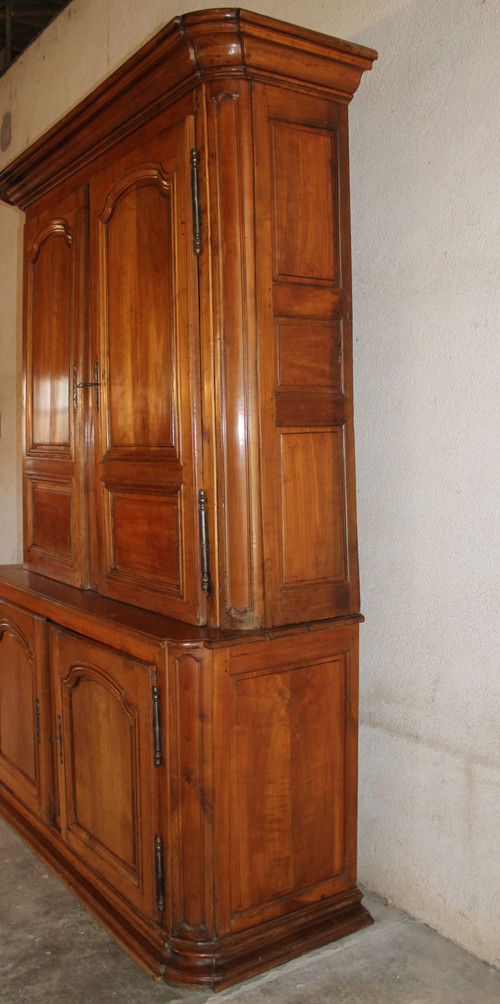 Two-part sideboard in fruitwood paneling, Louis XIV period, early 18th century. Origin: Ile de France.