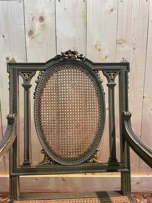 Paire de fauteuils Louis XVI rechampi et cannage. 