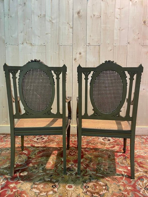 Paire de fauteuils Louis XVI rechampi et cannage. 