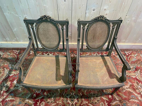 Paire de fauteuils Louis XVI rechampi et cannage. 