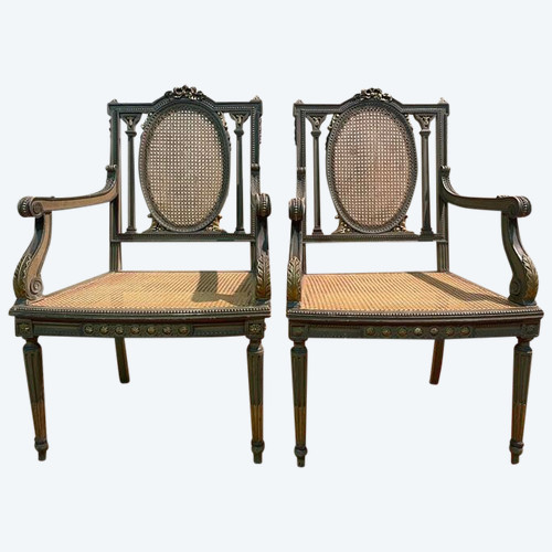 Paire de fauteuils Louis XVI rechampi et cannage. 