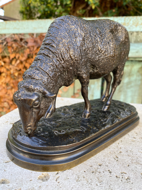 Mouton Broutant en bronze à patine brune XIXème signé Rosa Bonheur (1822-1899).