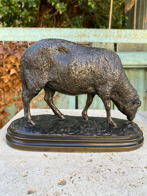 Mouton Broutant en bronze à patine brune XIXème signé Rosa Bonheur (1822-1899).