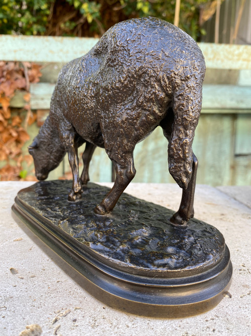 Mouton Broutant en bronze à patine brune XIXème signé Rosa Bonheur (1822-1899).