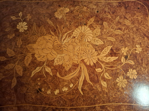 Coffret en marqueterie de bois clair et loupe de thuya d’époque XIXème siècle.