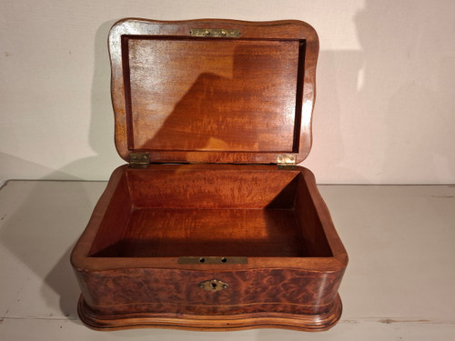 Coffret en marqueterie de bois clair et loupe de thuya d’époque XIXème siècle.