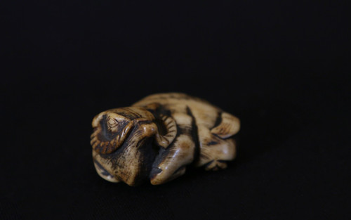 Netsuke aus Hirschhorn vom Reisfeldbüffel