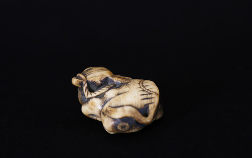 Netsuke aus Hirschhorn vom Reisfeldbüffel