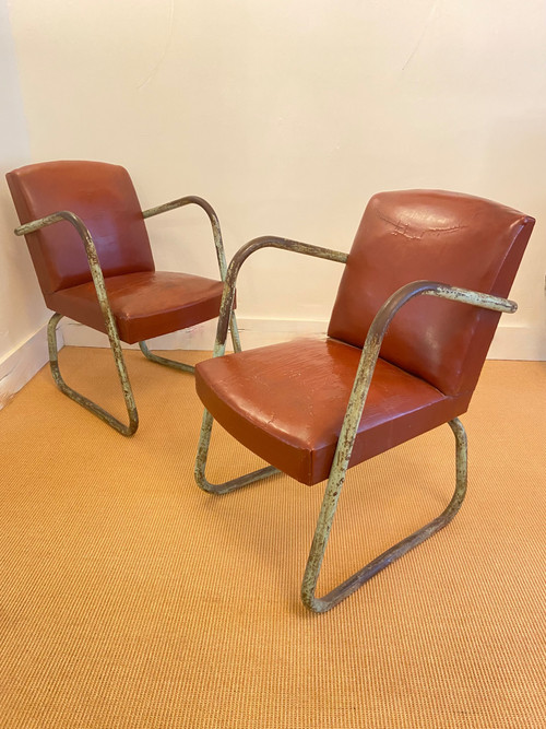 Paire de fauteuils modernistes dans le goût de Marcel Breuer.