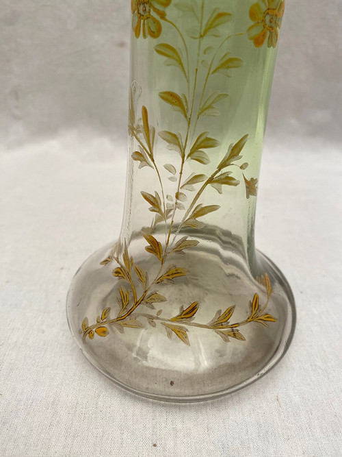 Soliflorenvase aus grünem und transparentem Farbverlaufsglas mit emailliertem Blumendekor. Um 1900