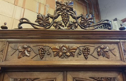 Carved oak sideboard with grapevine decoration Art Nouveau period