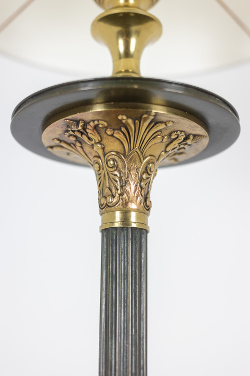 Stehlampe im Stil der Restauration aus Bronze mit zwei Patinierungen. Circa 1900. LS6115817Y