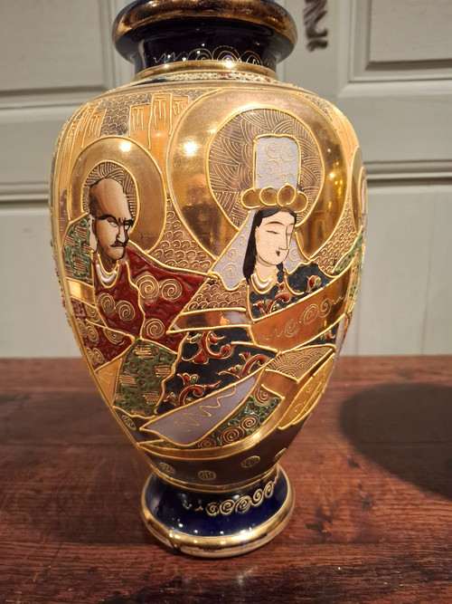 Paire de vases en céramique, De Satsuma Japon Epoque XIXème siècle.