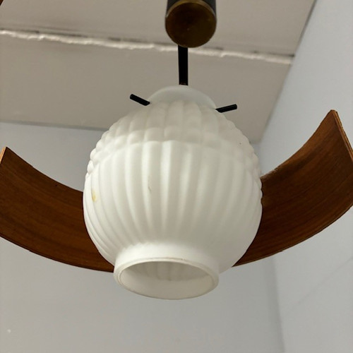 Lampadario svedese anni 50 tre luci in teak e vetro opalino.  Mis Altezza cm 100 diametro cm 40 