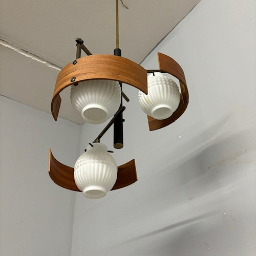 Lampadario svedese anni 50 tre luci in teak e vetro opalino.  Mis Altezza cm 100 diametro cm 40 