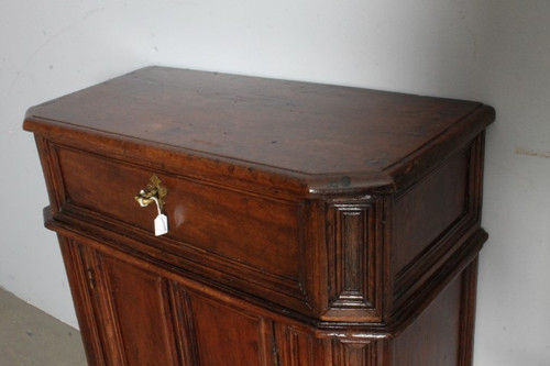 Antique sideboard - cabinet seventeenth century Marche era 600 . Solid walnut. Measures68 x 31 . h 85