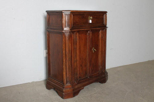 Antique sideboard - cabinet seventeenth century Marche era 600 . Solid walnut. Measures68 x 31 . h 85