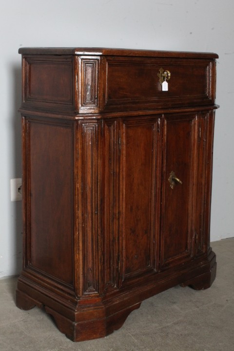 Antique sideboard - cabinet seventeenth century Marche era 600 . Solid walnut. Measures68 x 31 . h 85