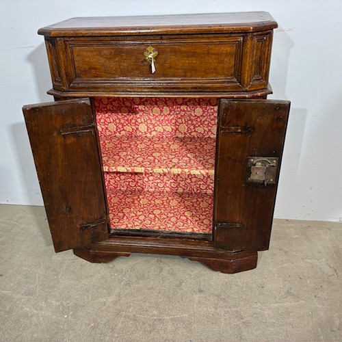 Antique sideboard - cabinet seventeenth century Marche era 600 . Solid walnut. Measures68 x 31 . h 85