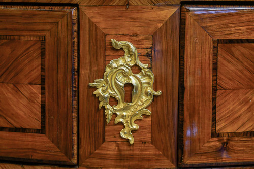 Commode en marqueterie de bois de Rose et bois de Violette d’époque Louis XV - Jean François Lapie