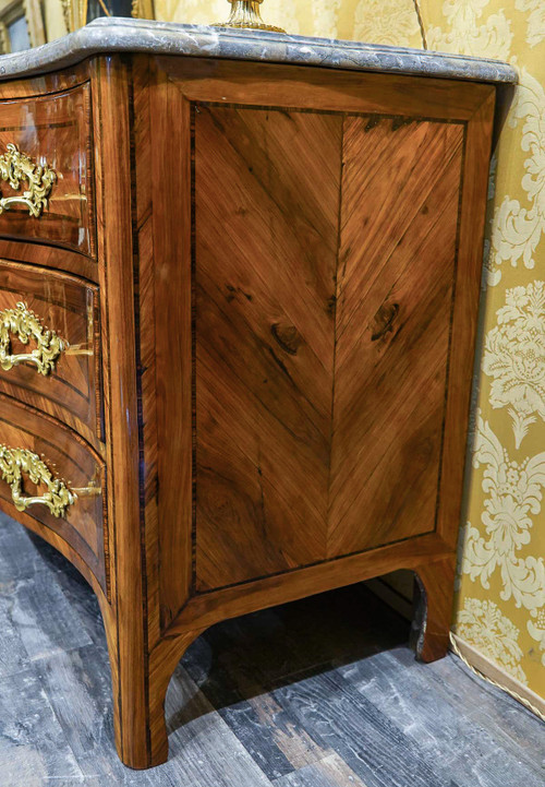 Commode en marqueterie de bois de Rose et bois de Violette d’époque Louis XV - Jean François Lapie