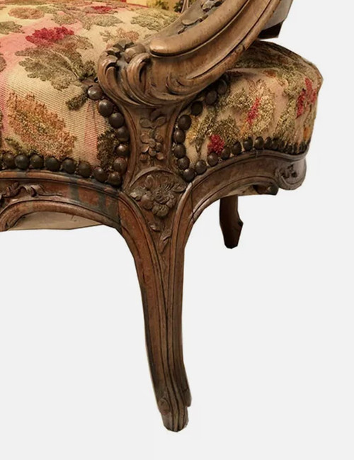 Small Rocaille-style sofa in richly carved walnut, 19th century