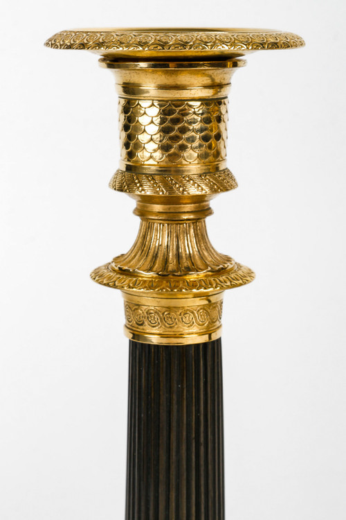 Coppia di candelieri in bronzo dorato e patinato di epoca Impero montati come lampade, 1810 ca.