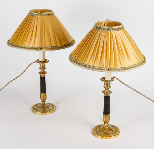 Coppia di candelieri in bronzo dorato e patinato di epoca Impero montati come lampade, 1810 ca.