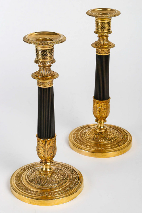 Coppia di candelieri in bronzo dorato e patinato di epoca Impero montati come lampade, 1810 ca.