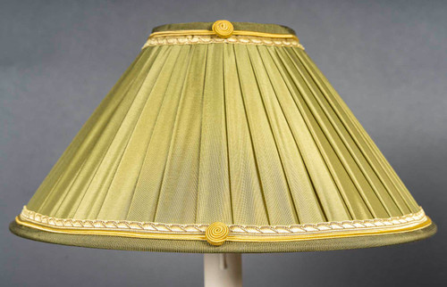 Coppia di candelieri in bronzo dorato e finemente cesellato di epoca Impero, montati come lampade, 1810 ca.