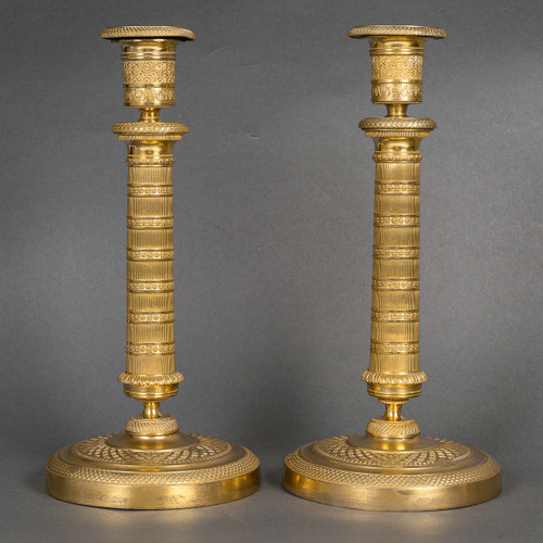 Coppia di candelieri in bronzo dorato e finemente cesellato di epoca Impero, montati come lampade, 1810 ca.