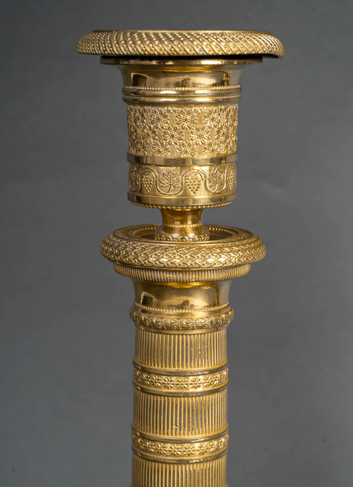 Coppia di candelieri in bronzo dorato e finemente cesellato di epoca Impero, montati come lampade, 1810 ca.