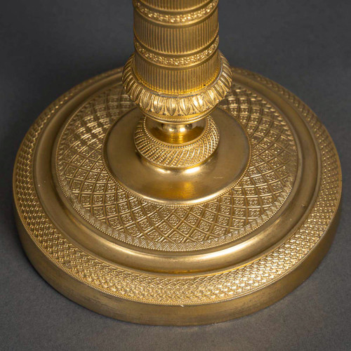 Coppia di candelieri in bronzo dorato e finemente cesellato di epoca Impero, montati come lampade, 1810 ca.