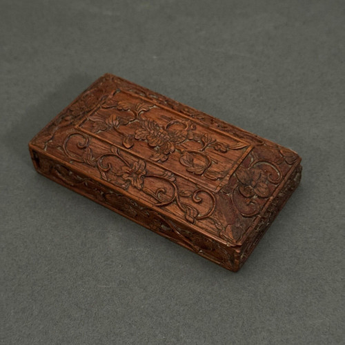 Companion box in hand-carved wood with foliage decoration