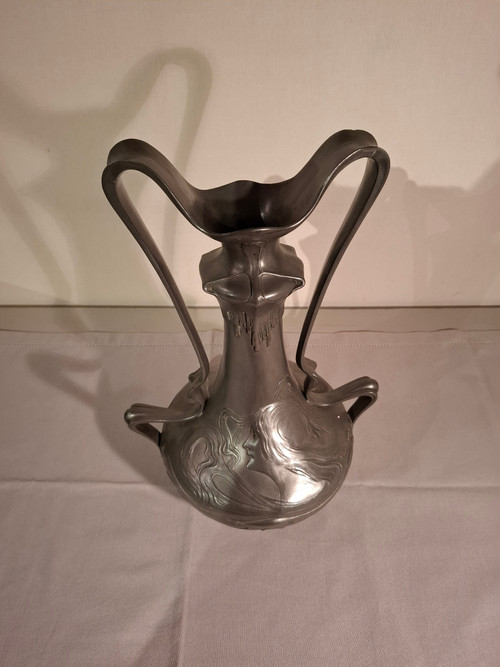 Vase en étain d’époque Art Nouveau signé J. Rob Hannig 1900.