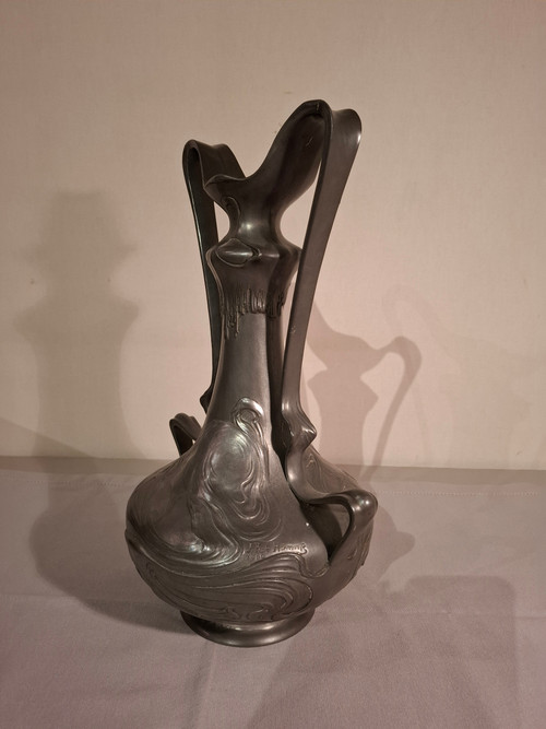 Vase en étain d’époque Art Nouveau signé J. Rob Hannig 1900.