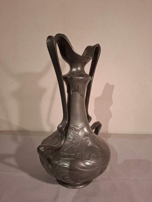 Vase en étain d’époque Art Nouveau signé J. Rob Hannig 1900.