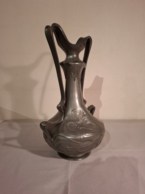 Vase en étain d’époque Art Nouveau signé J. Rob Hannig 1900.