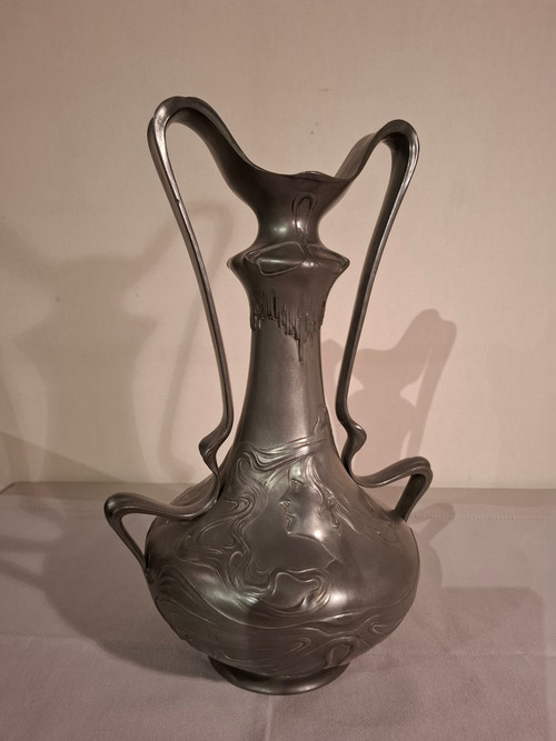 Vase en étain d’époque Art Nouveau signé J. Rob Hannig 1900.