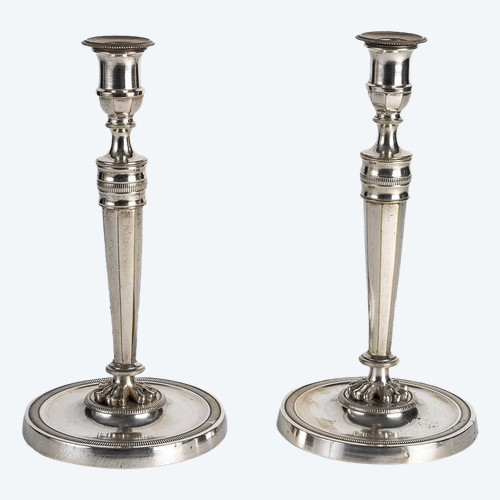 André Antoine Ravrio (1759-1814) Pair of silver-plate candlesticks with octagonal shafts and fluted 