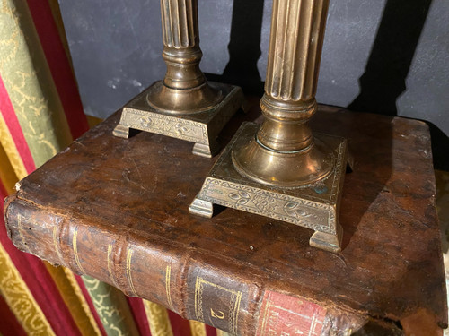  Very nice Pair of Corinthian column candlesticks in late 18th century bronze in the Louis XVI style