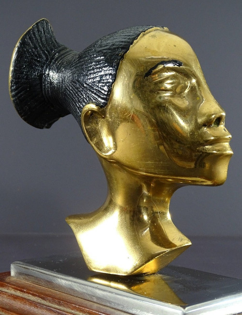 Frankreich, 1930/1950er Jahre, Profil Von Mangbetu-Frau In Bronze Auf Sockel Verchromtes Metall Und Holz.