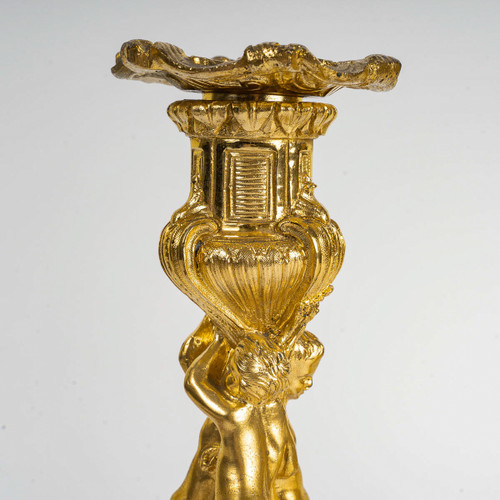 Dopo Juste-Aurèle Meissonnier Coppia di torce in bronzo cesellato e dorato in stile Luigi XV